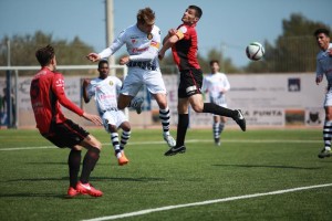 Òscar Maynas entorpece el remate de un jugador del Mallorca B en un partido de Liga. Foto: Kevin Cabezuelo