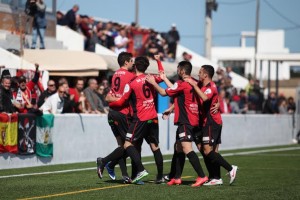 Jugadores del Formentera celebran la consecución de un gol en un partido de Liga. Foto: Kevin Cabezuelo