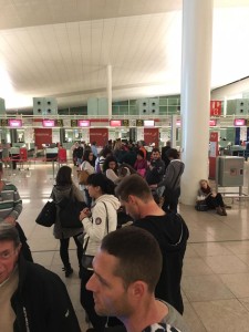 Los viajeros con destino a Ibiza, anoche, en el aeropuerto de Barcelona. Foto: Chris Martos