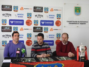 Jordi Vidal, Xicu Ferrer y Álex Marí, durante la presentación del VIII Torneig Aleví de Formentera.