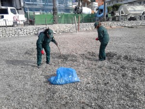 Imagen de los trabajos de limpieza desarrollados en una playa de Vila.