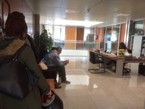 Personas esperando a ser atendida en la oficina del Ibavi en el Comsell. 