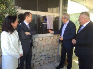 El presidente del Consell, Vicent Torres, fue el encargado de descubrir la placa. 