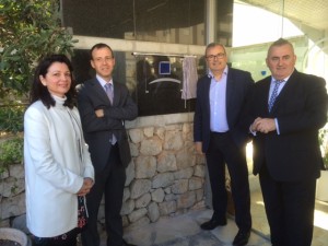 Soledad Seisdedos, directora de AENOR, David Medina, gerente de la Policlínica, Vicent Torres, presidente del Consell, y Fernando Fraile, director del ICTE, tras descubrir la placa de la Norma Q.