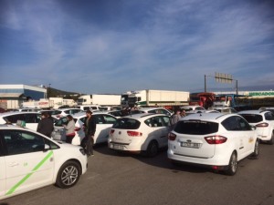 La concentración de taxistas en el parking ubicado en el polígono de Gesa. Foto: L.A.