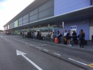 Una larga cola en el aeropuerto después de la llegada de los primeros vuelos. Foto: L.A.