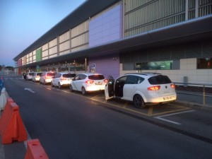 Algunos taxistas de Sant Josep prestan servicio al aeropuerto a pesar de la huelga. Foto: L.A.