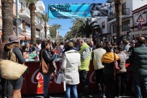 Numerosos asistentes a la feria que se celebra hoy en Santa Eulària. 