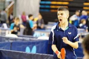 Noé Fraile, jugador del CTT Portmany, celebra un punto en uno de los partidos.