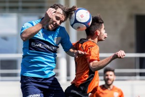 Víctor Galera y Jaume Mir luchan por el balón en el partido entre Sant Josep y Ciudad de Ibiza.