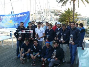 Los participantes posan juntos con los trofeos tras la entrega de premios en el CNI