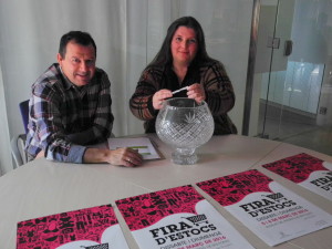 La concejala de Comercio de Sant Antoni, Cristina Ribas, y el presidente de la Asociación de Comerciantes de Sant Antoni, Joan Ribas, en la presentación. 