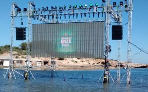 Imagen de la pantalla que se instaló en la playa de s'Estanyol. Foto: Heineken