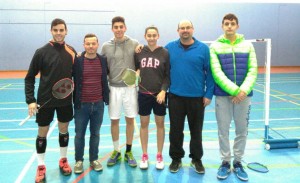 Los cuatro jugadores de la selección Sub-17, junto a Ernesto García y el director insular Fernando Gómez.