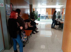 Una cola de unas cinco personas, esperando a ser atendidas en la oficina del Ibavi del Consell. 