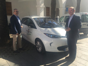 Vicent Torres i Jaume Ferrer amb el vehicle eléctric.