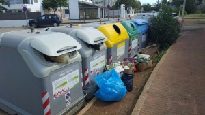 Els socialistes demanen un  sistema de tanques o recintes als punts on s’ubiquen els contenidors per tal de millorar l’estètica i perquè les bosses i aquests residus estiguin concentrats en una mateixa àrea.