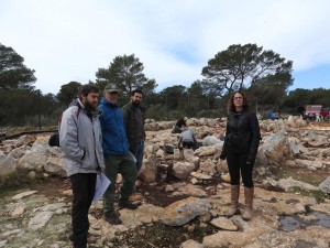 Imatge de la visita de la consellera al jaciment del Cap de Barbaria II.