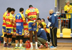 Toni Gino Corona da instrucciones a sus jugadores durante un tiempo muerto.