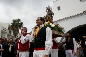 Un momento de la procesión con la figura de Sant Josep y el Niño Jesús. Fotos: C. V.