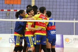 Los jugadores del Ushuaïa Ibiza Voley celebran la victoria ante los madrileños.