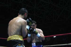 Un momento del combate de peso superwélter entre Iván Bonet y Jesús Moreno.