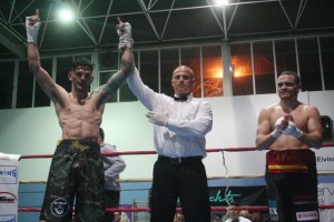 Víctor Bonet celebra su victoria a los puntos ante el valenciano Ryan Peleguer. Fotos: C. V.