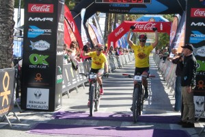 Sandra Santanyes y Mayalen Noriega celebran su victoria en la Vuelta a Ibiza en BTT. Fotos: C. V.