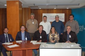 La presidenta del Comité Ejecutivo de la Fundación Abel Matutes, Carmen Matutes Prats, y los representantes de nueve clubes de fútbol de la isla.