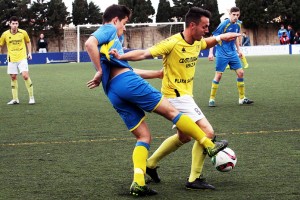 Zurdo, centrocampista del San Rafael, pugna con un rival. Fotos: Menorca al Día