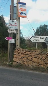 Imagen de señales de diferentes tipos en Santa Eulària. 