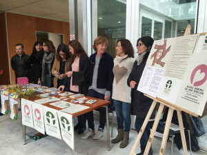 Imagen dela mesa informativa que se ha instalado en la entrada del Consell.