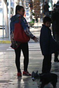 Una madre y su hijo esperaban taxi esta mañana en Bartomeu Roselló para ir al médico