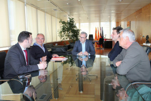 Imatge de la reunió mantinguda entre Torres i els vesins de Sant Rafel.