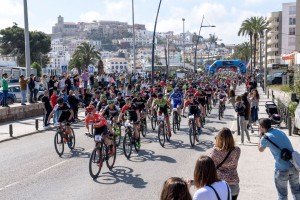 Una espectacular imagen de la salida de la XVI Vuelta a Ibiza MMR. Fotos: Jon Izeta