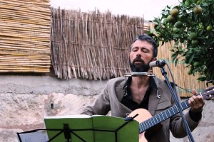 Una actuación de Aucell Cantaire, que toca este sábado en el bar Can Pou.