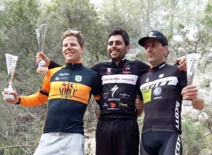 Antoni Bonet 'Musi, Eddy Ward y David Ramón, el podio de la BTT de Cala Salada. Foto: CC Es Xebel·lí