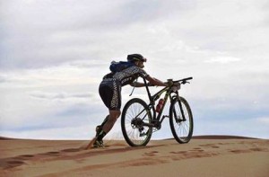 Enrique Morcillo atraviesa las dunas durante la quinta etapa de la Titan Desert. Foto: Scott