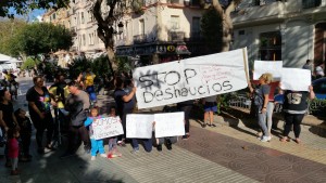 Las familias de sa Penya protestan en Vara de Rey. 