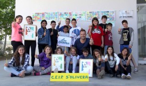 Carlos Ramón, fundador de la ONG Juntos, y los alumnos de 6º B del CEIP S'Olivera.