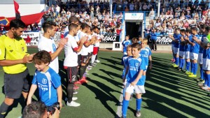 Los jugadores de ambos equipos hacen el pasillo al San Rafael benjamín.