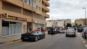 La Policía Local de Vila retiene a los conductores de dos coches de alta gama con matrícula diplomática. Fotos: V.R.