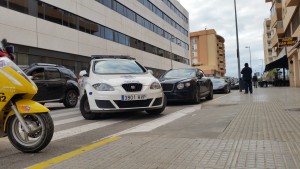 Un coche de la Policía Local bloque el paseo del Bentley. 