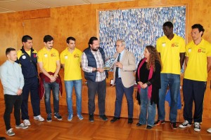 Vicent Torres entrega unr econocimiento a Javier Escandell durante la recepción del Ushuaïa Ibiza Voley.