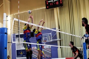 Dos jugadores del Ushuaïa Ibiza Voley durante el partido ante el CAI Teruel.