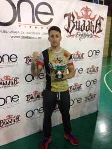 David Martín, con el trofeo que le acredita como campeón nacional de la especialidad