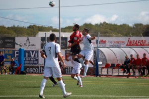 Jordi Martí cabecea un balón llovido. Foto: Kevin Cabezuelo