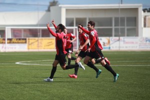 Los jugadores del Formentera celebran la consecución del tanto de la victoria