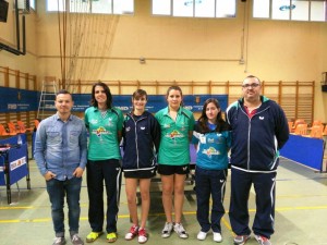 Las jugadoras del Covicsa-CTT Santa Eulària, junto a Rafa Ramírez y el director insular de Deportes, Fernando Gómez.