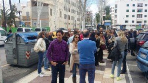 Los trabajadores del juzagdo en la puerta de los juzgados durante un simulacro de incendios. 